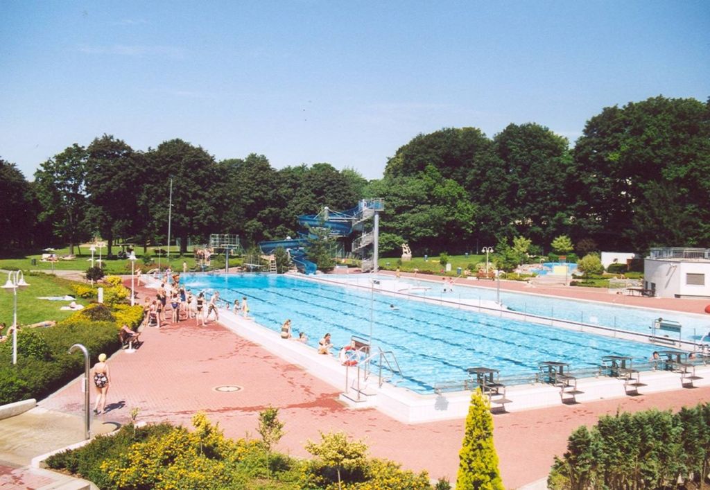 Ab Mitte Mai können Badelustige im Freibad einen großen Nichtschwimmer- sowie einen Schwimmerbereich mit 50 m-Wettkampfbahnen nutzen.