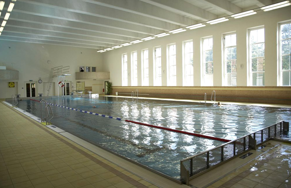 Das Hallenbad mit seiner 25 m-Wettkampfbahn kann auch für sportliche Wettkämpfe genutzt werden.