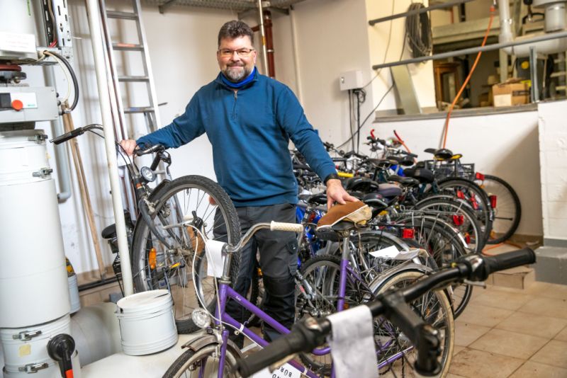 Hausmeister Steffen Müller zeigt einige der im Stadtgebiet aufgefundenen und im Rathaus abgegebenen Fahrräder. (Foto: Lutz Weidler)