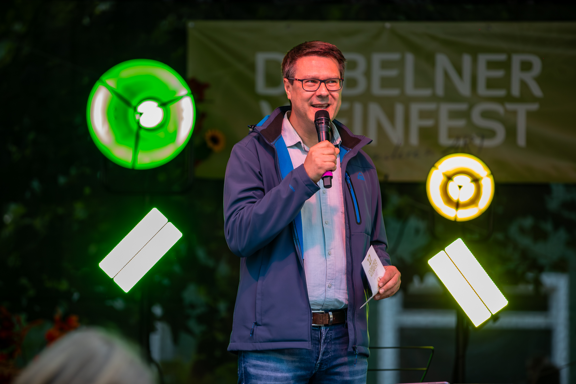 Oberbürgermeister Sven Liebhauser begrüßte am frühen Abend die zahlreichen Besucher des 17. Weinfestes der Stadt auf dem Lutherplatz. (Foto: R. Pappelbaum) Image