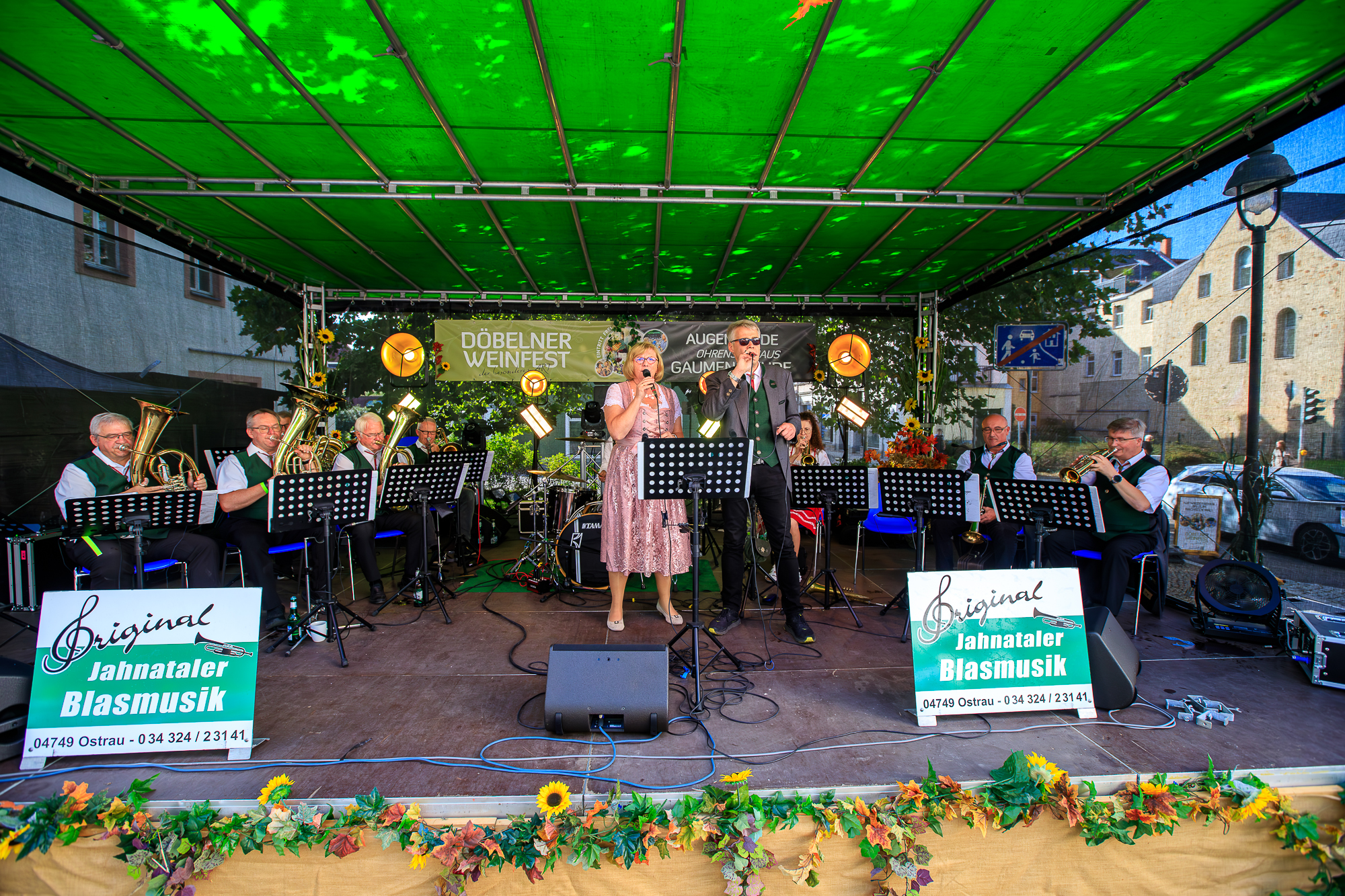 Die Original Jahnataler Blasmusikanten gaben am Nachmittag mit klassischer Marschmusik, Polka sowie Tanzmusik den Auftakt ins 17. Döbelner Weinfest. (Foto: R. Pappelbaum) Image