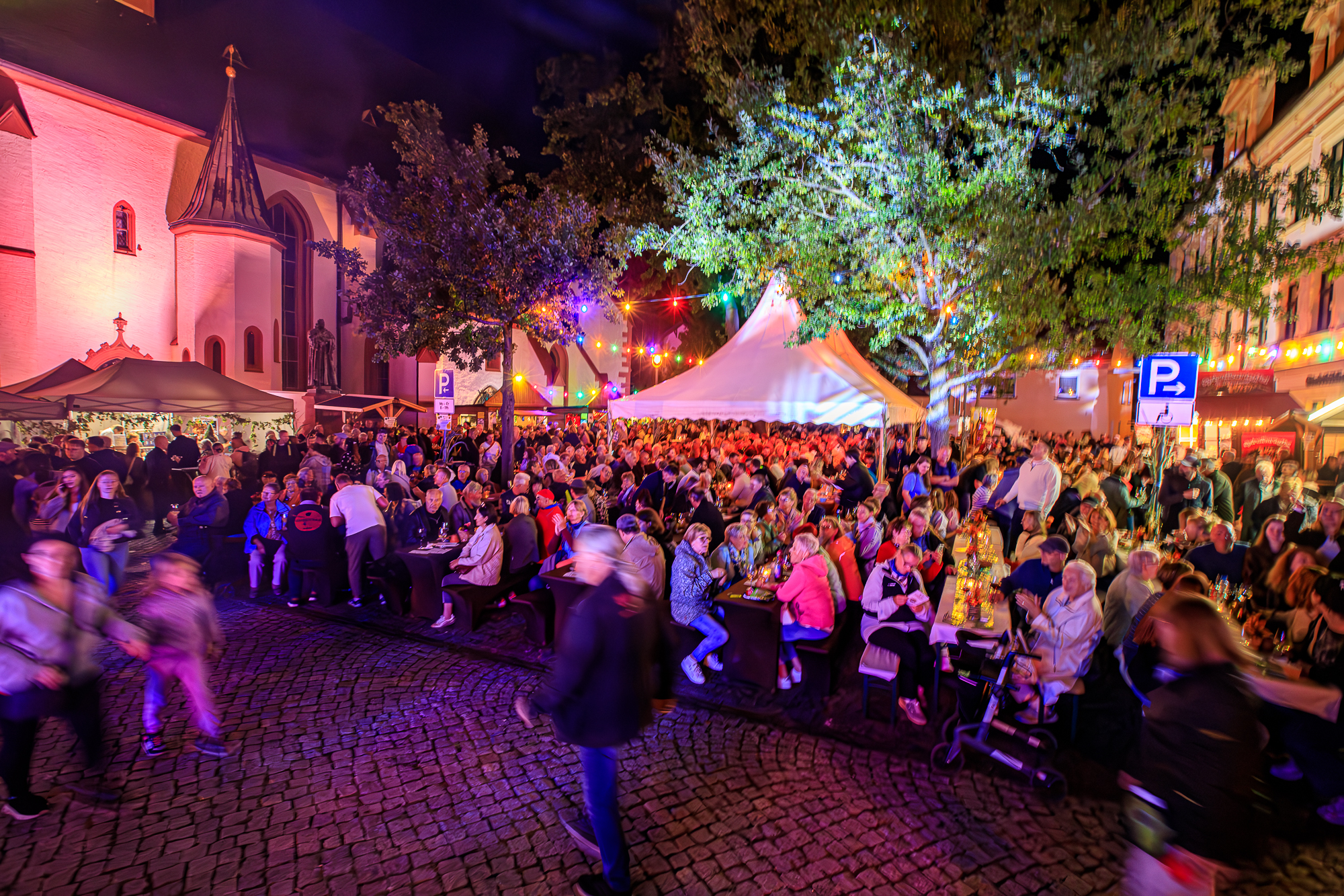 Bis auf den letzten Platz gefüllt war der Lutherplatz auch am Abend. Die Besucher genossen — bei ausgewähltem Wein und den passenden Speisen — das Programm der beiden Bühnen. (Foto: R. Pappelbaum) Image