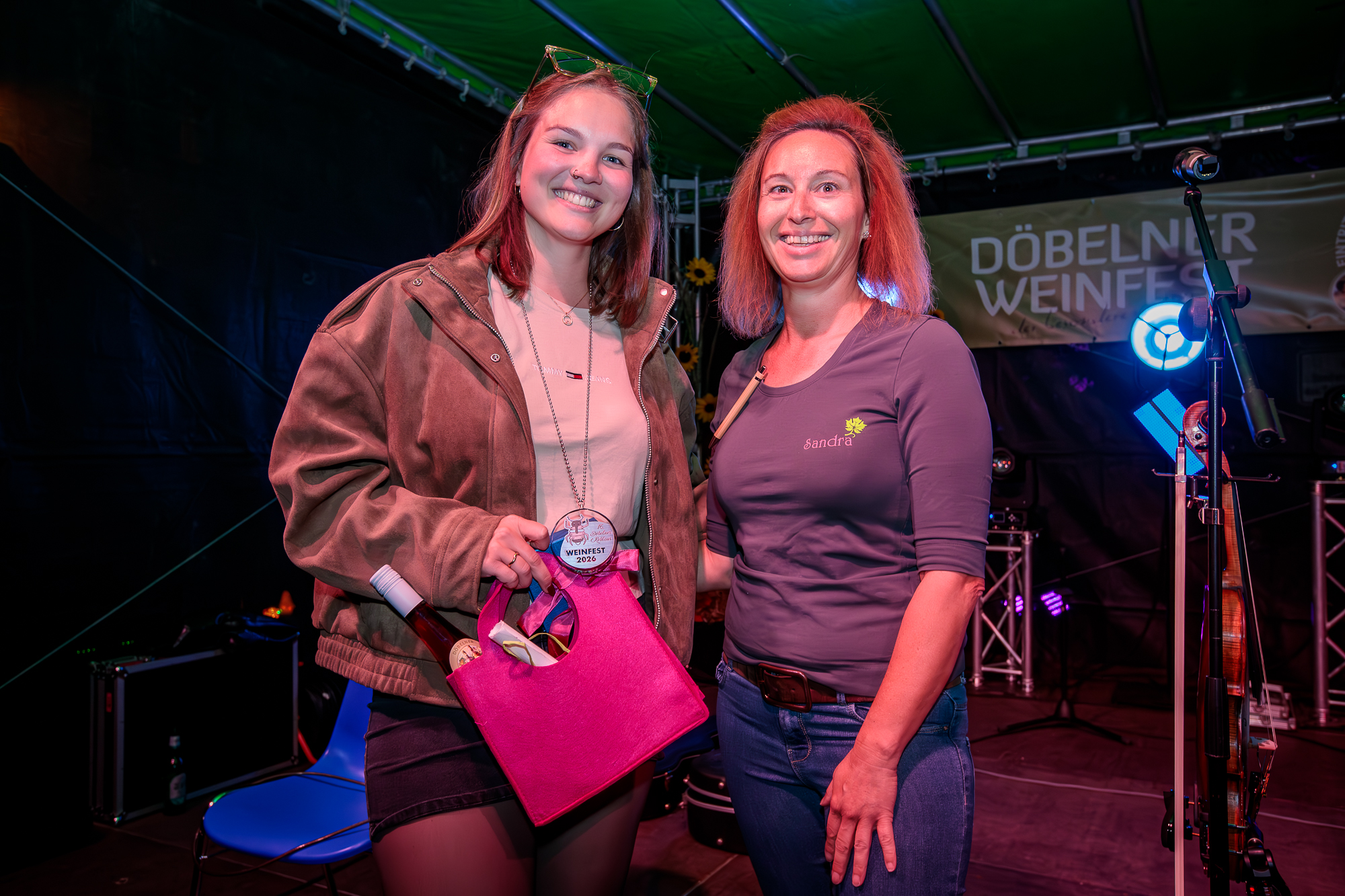 Sandra Schütz (re.) vom Weinhaus Sponheimer-Hof kürte die Döbelner Reblaus Daniela. Sie gewann unter knapp 100 Teilnehmern ein Wochenende auf einem Weingut in Meißen. (Foto: R. Pappelbaum) Image