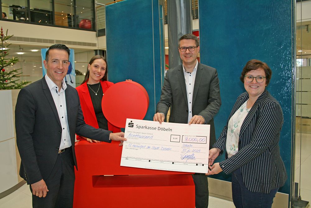Ein wichtiger Beitrag zum Gelingen des Döbelner Heimatfestes 2026 konnte präsentiert werden: v.l.n.r. Sparkassenvorstand Thomas Gogolla, Lena Löffler, Mitglied des Vertriebsmanagements der Sparkasse, Döbelns Oberbürgermeister Sven Liebhauser, Christiane Böttger, Organisationsleiterin Heimatfest (Foto: Thomas Mettcher) Image