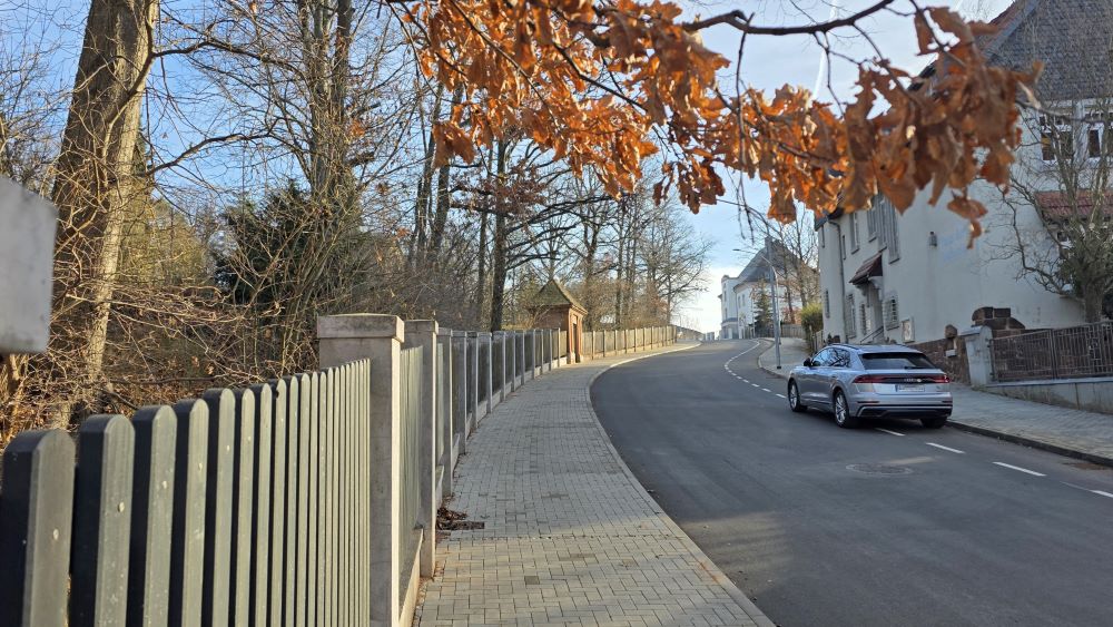 Am 16.12.2025 wurde die Otto-Johnsen-Straße nach Abschluss der Straßenbaumaßnahme für den Verkehr wieder freigegeben. (Foto: Maria Fricke) Image