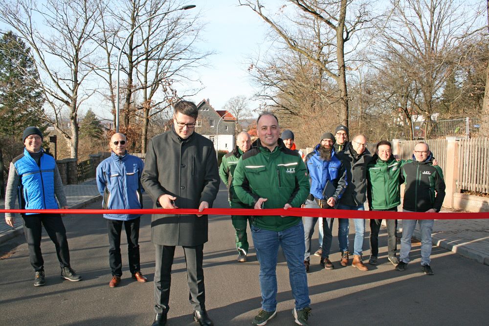 Die Zufriedenheit spricht aus den Gesichtern der Beteiligten. Die Otto-Johnsen-Straße wurde in guter Qualität komplett erneuert und pünktlich fertig gestellt. Die offizielle Freigabe nahmen Oberbürgermeister Sven Liebhauser (li.) und LFT-Geschäftsführer Christian Fischer (re.) vor. (Foto: Thomas Mettcher) Image