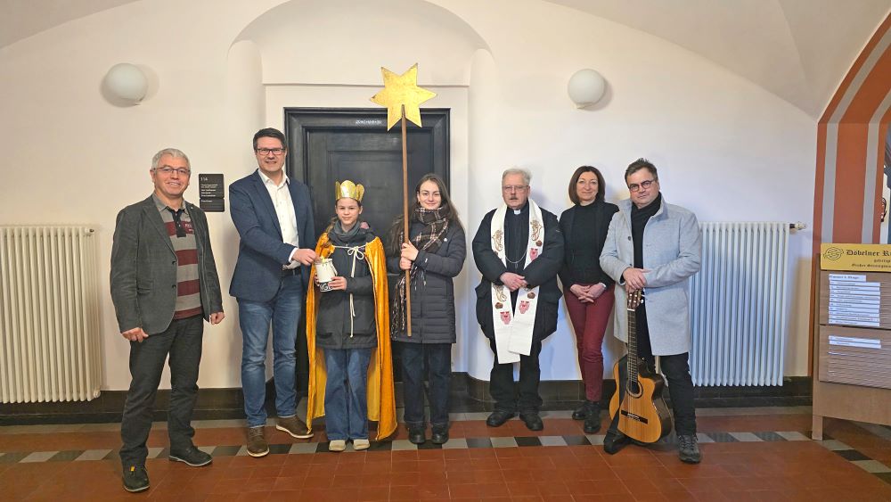 Oberbürgermeister Sven Liebhauser (2. v. links), Thomas Hanns (links), Dezernent Technischer Bereich, sowie Stadtkämmerin Claudia Gau (2. v. rechts) empfingen die beiden Sternsinger Ruth Morgner und Rosalie Katzer (Mitte) und Pfarrer Steffen Börner. Klaus-Peter Katzer (rechts) unterstützte die beiden Sängerinnen auf der Gitarre. (Foto: Maria Fricke) Image