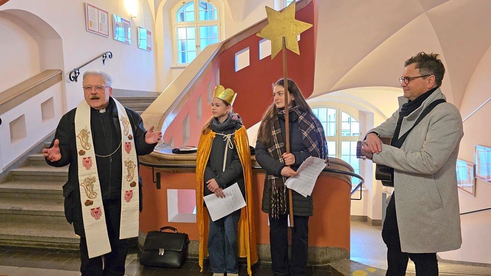 Pfarrer Steffen Börner (links) erteilte dem Haus seinen Segen. (Foto: Maria Fricke) Image