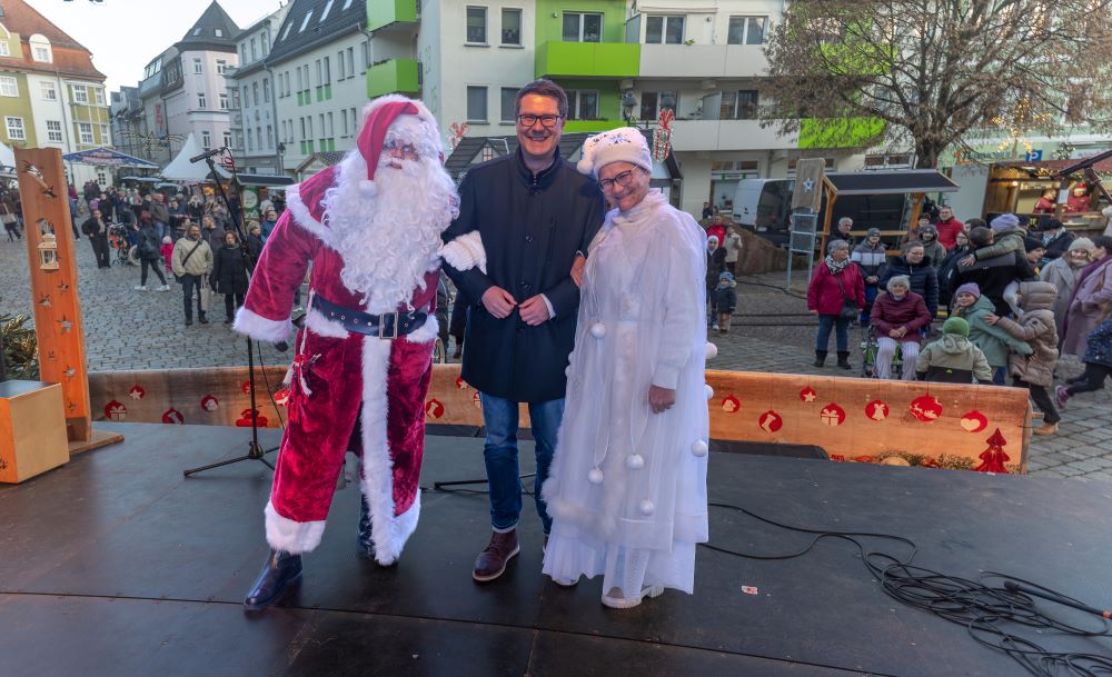 Gemeinsam mit dem Weihnachtsmann und Schneeflocke Irinuschka (Irina Schädlich) eröffnete Oberbürgermeister Sven Liebhauser am Freitag den 161. Döbelner Weihnachtsmarkt. (Foto: Lutz Weidler) Image