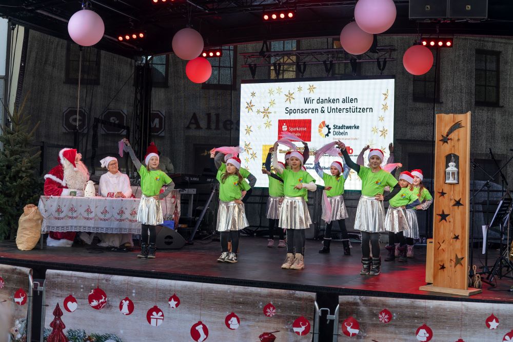 Die Kinder der Kita „Kleeblatt“ präsentierten am Eröffnungstag des Weihnachtsmarktes auf der Hauptbühne einen Tanz. (Foto: Lutz Weidler) Image