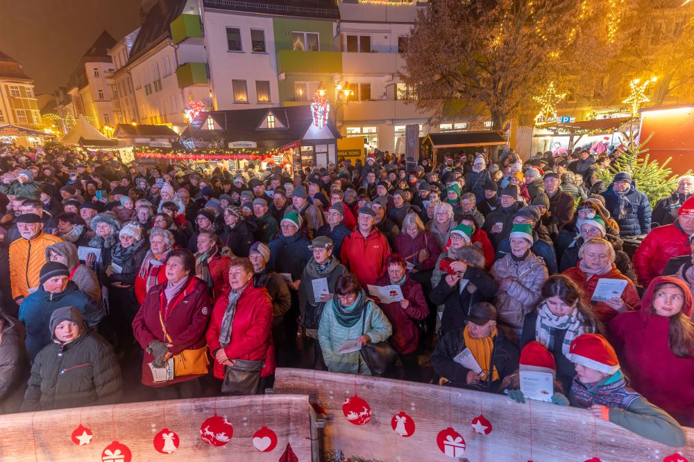 Jedes Jahr ein beliebter Programmhöhepunkt auf dem Döbelner Weihnachtsmarkt: „Döbeln singt“ mit dem Stadtsingechor Döbeln e. V. und der Small Town Big-Band Döbeln. (Foto: Lutz Weidler) Image