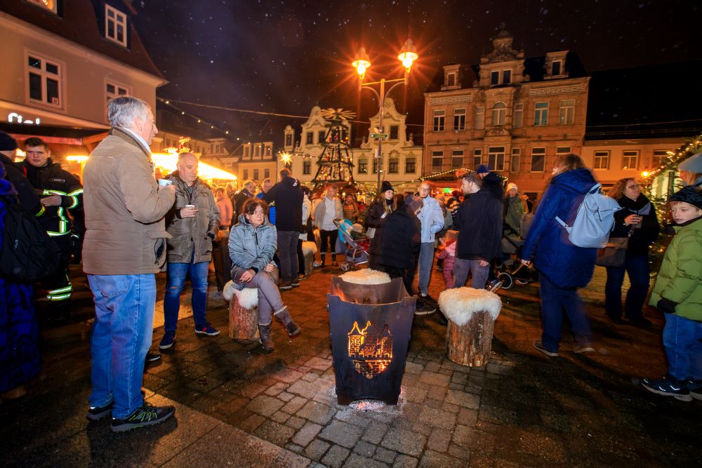 Aufwärmen am Niedermarkt: Die Sitzhocker um die aufgestellten Feuerschalen boten die ideale Gelegenheit für eine kurze Verschnaufpause. (Foto: Reality Moments/René Pappelbaum) Image