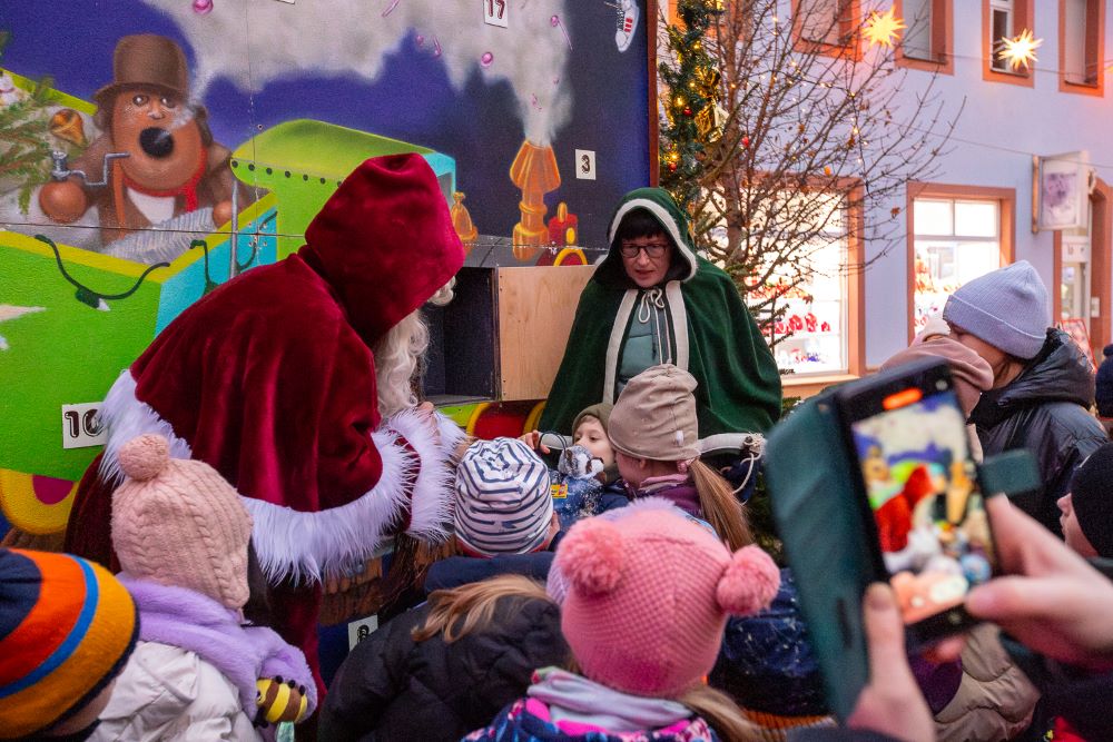 Dichtes Gedränge am großen Adventskalender neben der Hauptbühne am Niedermarkt: An allen drei Tagen öffneten der Weihnachtsmann sowie sein Wichtel die jeweiligen Türchen. (Foto: Reality Moments/René Pappelbaum) Image
