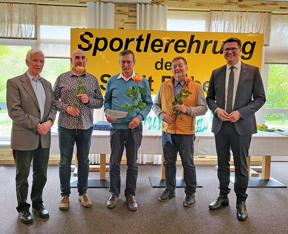 Auch Jörg Dietze (2. v. l.), Thomas Eichhorn (Mi.) sowie Hans-Joachim Egerer (2. v. r.) von den Döbelner Bogenschützen wurden für ihre sportlichen Leistungen im Jahr 2023 ausgezeichnet. Oberbürgermeister Sven Liebhauser (re.) und Stadtrat Ullrich Kuhn (li.) gratulierten. 
