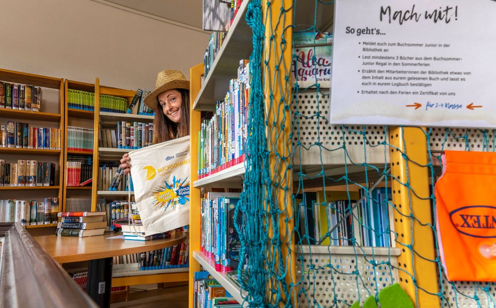 Saskia Hänel von der Döbelner Stadtbibliothek bestückt das Bücherregal mit der ausgewählten Lektüre für die Aktion „Buchsommer“. Foto: Lutz Weidler/Archiv Image