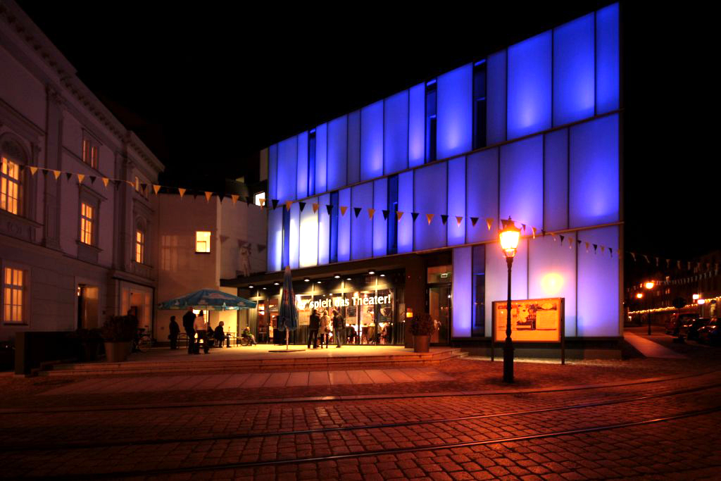  Erleuchteter Theateranbau bei Nacht (Foto: Stadt Döbeln)