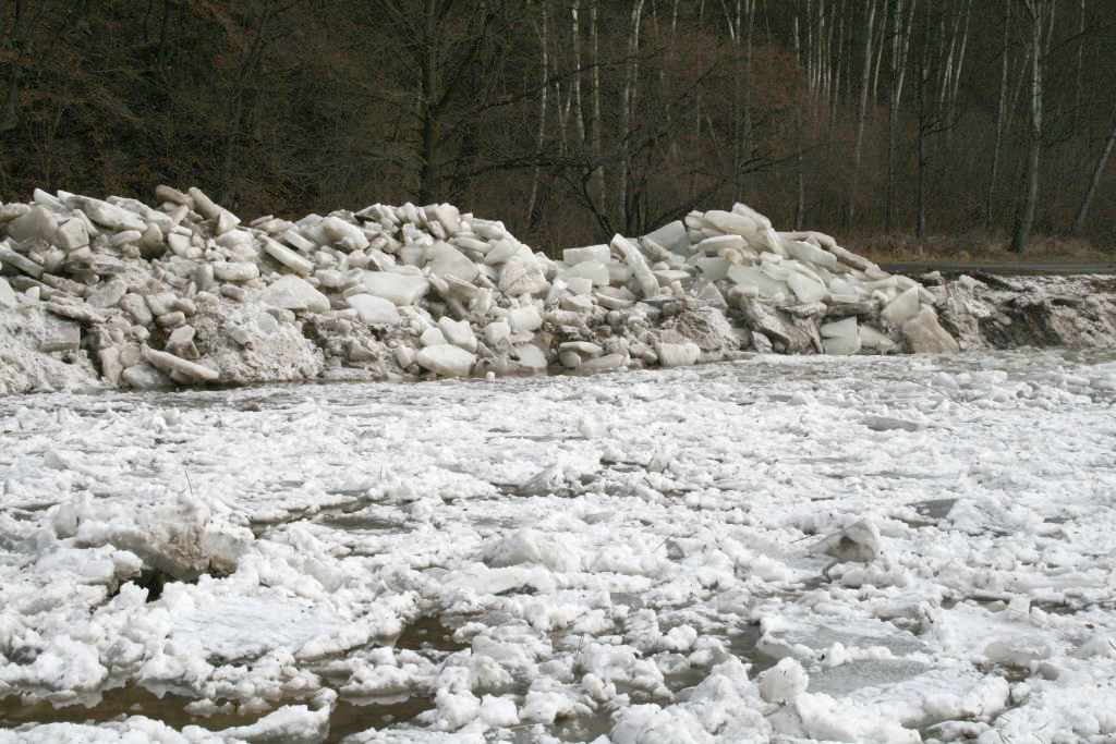 Mit schwerer Technik musste das Eis auf der Freiberger Mulde an besonders kritischen Stellen entfernt werden. (Foto: Stadt Döbeln)