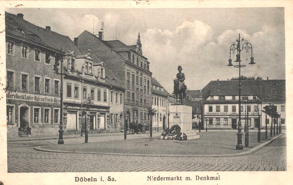 Historische Aufnahme des heute nicht mehr existierenden König-Georg-Denkmals auf dem Döbelner Niedermarkt. (Foto: Archiv Stadt Döbeln)